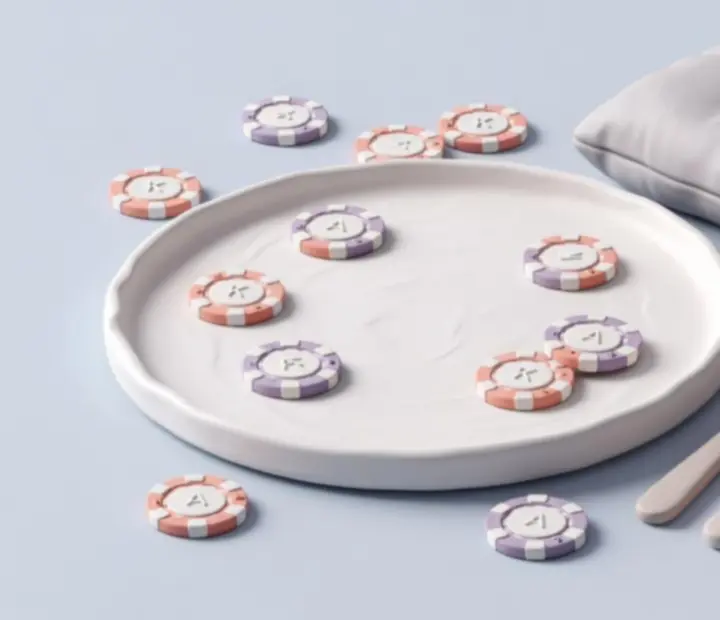 Détails d'assiettes, coussins lounge et jetons de poker en argile.