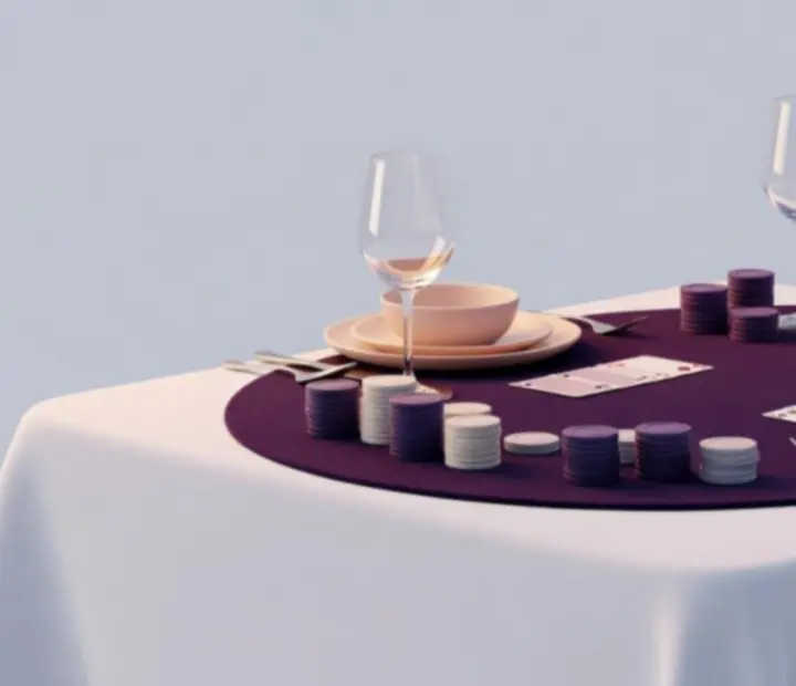 Table chaleureuse avec jetons et cartes pour une soirée poker en présentiel